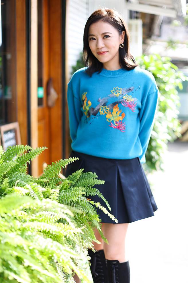 丁噹天生擁有好歌喉，私下也很注重養生，身材姣好。（陳俊吉攝）