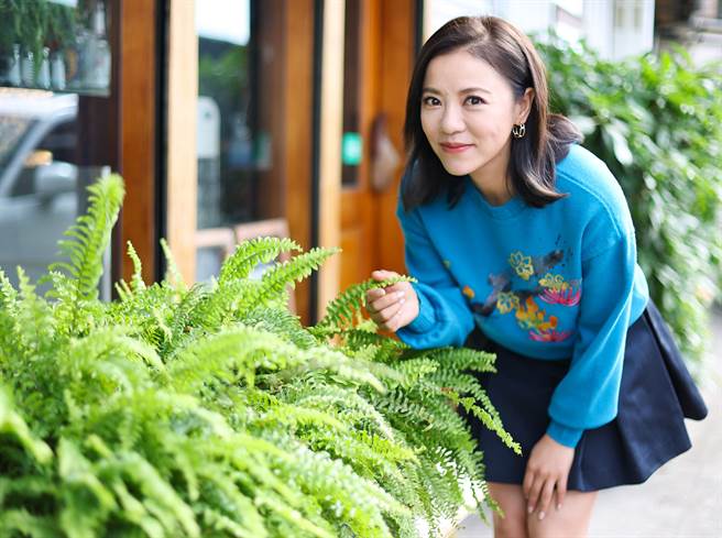 丁噹天生擁有好歌喉，私下也很注重養生，身材姣好。（陳俊吉攝）