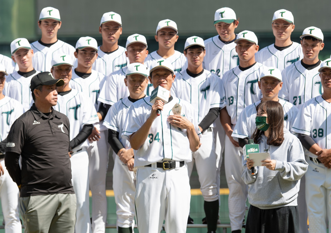 台钢雄鹰日籍投手教练横田久则（前排中）。（台钢雄鹰提供）