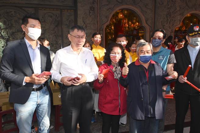 民眾党主席柯文哲（左二）27日到左营新庄仔天公庙发放发财金，他与民眾合影。（林瑞益摄）