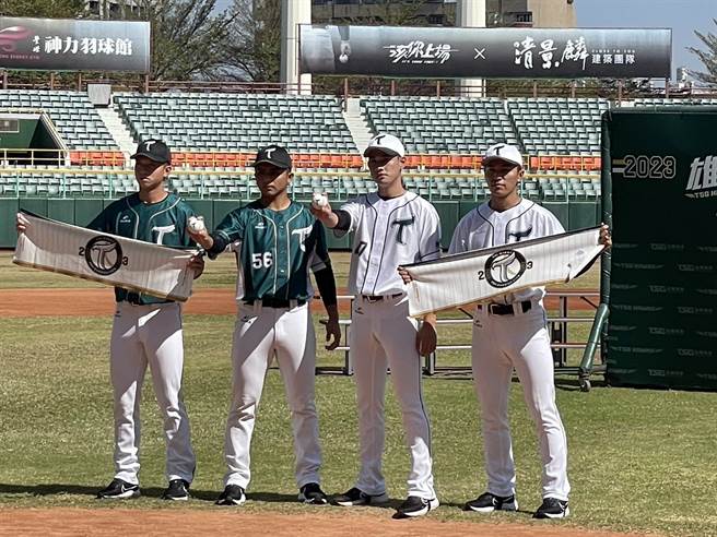 「中職第六隊」台鋼雄鷹27日在高雄澄清湖棒球場展開成軍後首次春訓，台鋼雄鷹的主客場球衣也在開訓典禮亮相。（洪浩軒攝）