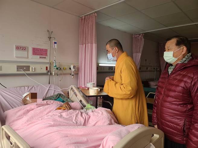 太武山海印寺性海法师(中)偕同董事洪志合(右)前往金门医院慰问独居急难长者。(图／金门县社会处提供)