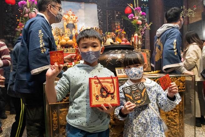 新春求财人气旺，云林县北港武德宫财神庙文创小物供不应求。（北港武德宫提供／张朝欣云林传真）