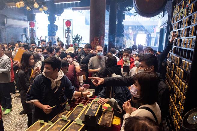 云林县北港武德宫财神庙新春人气旺，文创小物供不应求。（北港武德宫提供／张朝欣云林传真）
