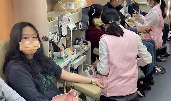 民眾到竹山紫南宫参拜，并捐血拿钱母。（民眾提供／杨静茹南投传真）