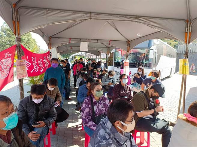 捐血送钱母活动3天吸引上千人挽起袖子做爱心，共募集超过2000袋血液。（民眾提供／杨静茹南投传真）