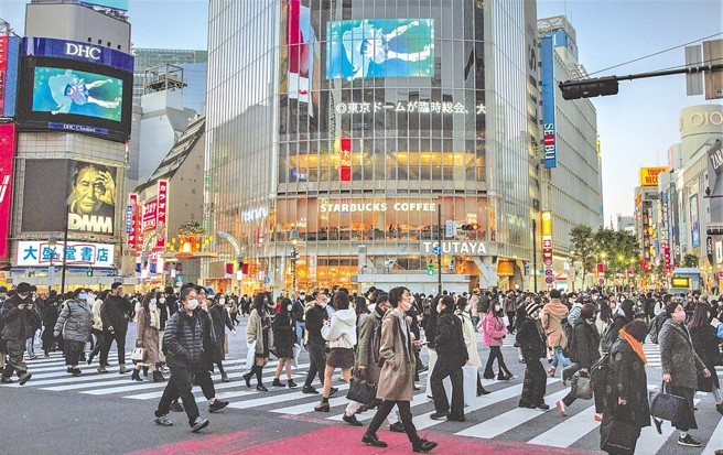 日本的新冠疫情明顯消退，街上的人潮回來了。 5月8日起，新冠肺炎調降「與流感同等級」。(圖/中新社)