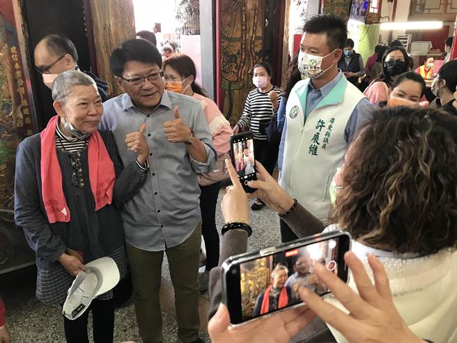 前屏东县长潘孟安确定不入阁，但人气依旧不减，大年初六陪副总统赖清德到屏东市玉皇宫拜庙时，吸引不少粉丝抢拍合照留念。（谢佳潾摄）