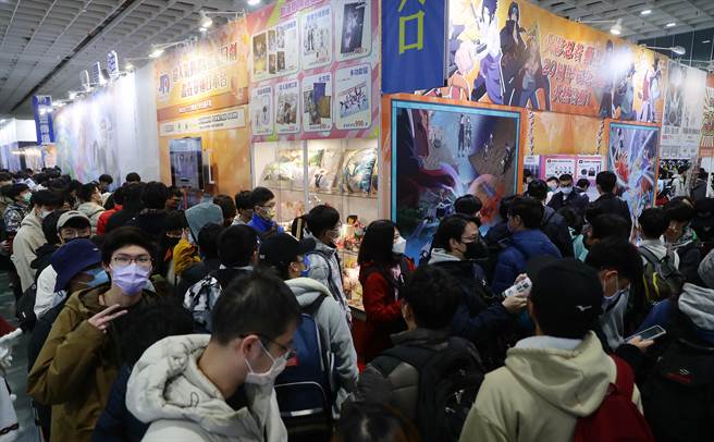 第11屆台北國際動漫節27日登場，各大動漫出版商的攤位瞬間就擠滿了前來朝聖的粉絲，搶購心儀很久的動漫商品。（季志翔攝）