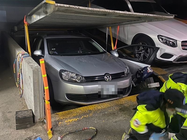 新北市汐止区一处社区的机械式停车位27日晚间发生意外，男驾驶遭夹伤无呼吸心跳。（图／翻摄画面）