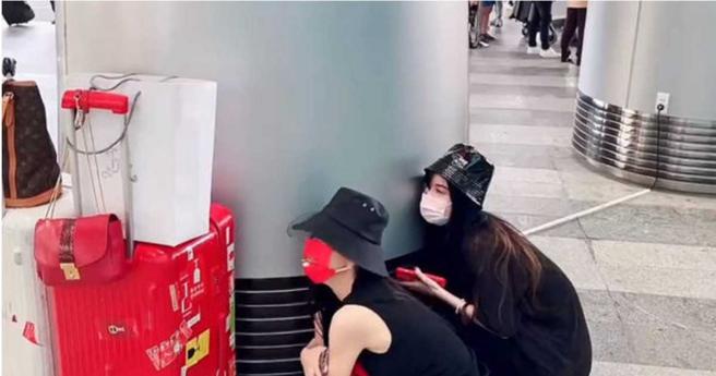   BY2俏皮躲在柱子后准备给妈妈惊喜。