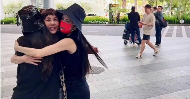   BY2时隔3年返回家乡新加坡，母女3人机场相拥。