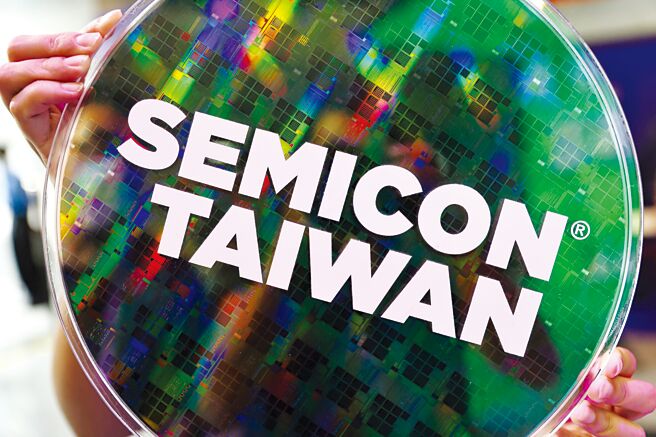 歐盟將從2023年10月開始試行申報「碳邊境調整機制」（CBAM），加徵「碳稅」；我國環保署也宣布2024年要開徵「碳費」，國內將掀起 企業ESG永續報告練功潮。（圖／路透）