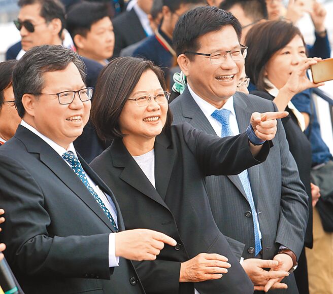 小笠原谈内阁新人事，强调蔡政府总算进入「重整」局面。图为内定副阁揆郑文灿（左）与蔡英文总统（中）2019年视察桃园机场。（本报资料照片）