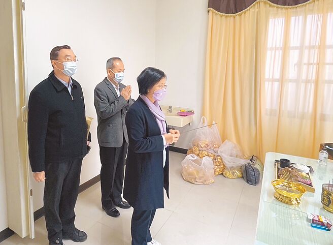 彰化警分局快官派出所29歲警員高偉倫，初二下班返家途中，遭37歲毒駕的吳姓男子駕車從後方高速追撞死亡。彰化縣長王惠美（右一）26日前往高雄第二殯儀館橋頭分館拈香致意。（彰化縣政府提供／吳敏菁彰化傳真）