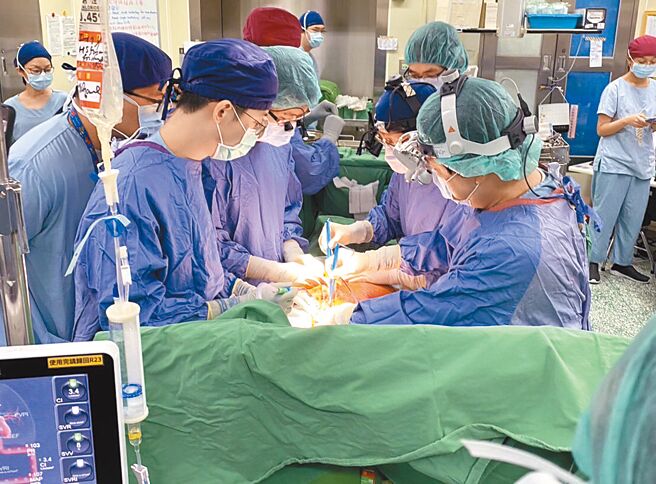 台中荣总从除夕夜动员上百名医护，展开器捐协调等准备工作，并在大年初二完成肝、心、肾、眼角膜以及皮肤组织移植手术，让20名病患获得重生。（台中荣总提供／冯惠宜台中传真）