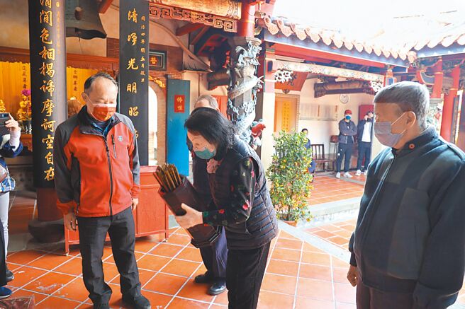 彰化社頭清水岩初五抽國運籤、工商籤、農牧籤，整體運勢呈現中上。（清水岩提供／吳敏菁彰化傳真）