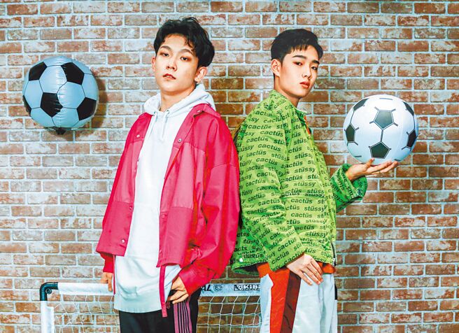 林毓家（左）、须弘道日前畅聊农历春节与家人欢聚互动，十分逗趣。（粘耿豪摄）