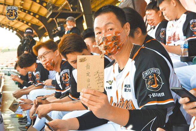 首披狮队战袍的林益全，新球季个人目标是「肯定自己」。（统一狮提供）