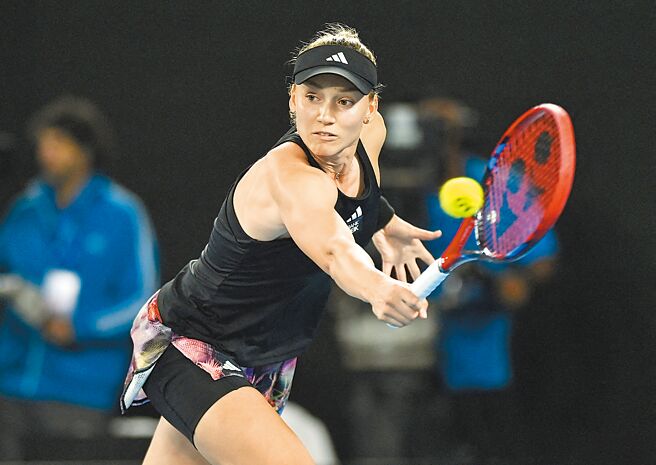 芮芭奇娜昨以7比6（4）、6比3击败艾萨兰卡闯进澳网女单决赛。（路透）