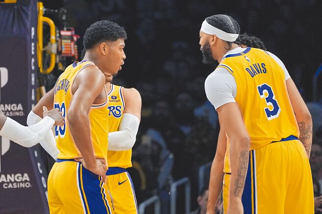 安东尼戴维斯（右）在场上跟刚加盟湖人的八村垒讨论走位。（美联社）