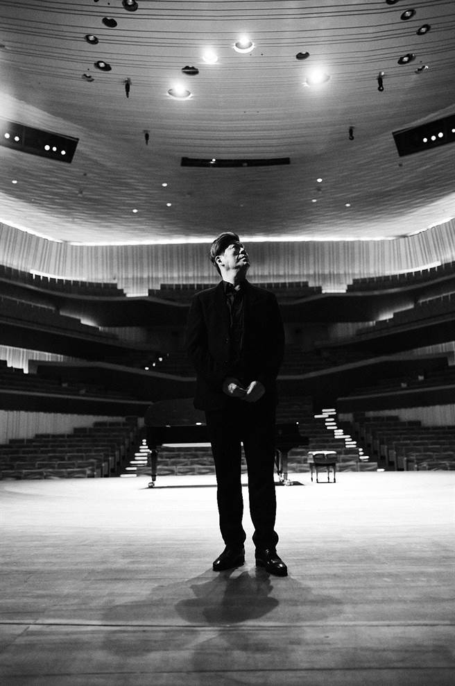 旅美鋼琴家劉孟捷在疫情間仍經常返台演奏，錄音計畫也沒耽擱，持續進行，近期推出蕭邦夜曲全集，他表示，疫情帶給世界恐慌，期望蕭邦夜曲能帶給世人沉澱，安慰人心。（環球唱片提供）