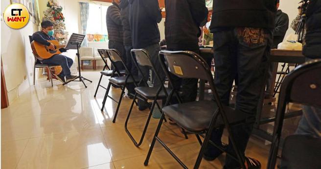 位在新北市山上的戒毒村，专收治毒瘾、酒瘾等学员，正在弹吉他的同工小乖也是毒品更生人之一。（图／侯世骏摄）