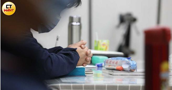  小乖15岁染毒甚至还拿刀作势砍妈妈，他在戒毒村找到人生新契机，改变自己后重建家庭关系。（图／侯世骏摄）