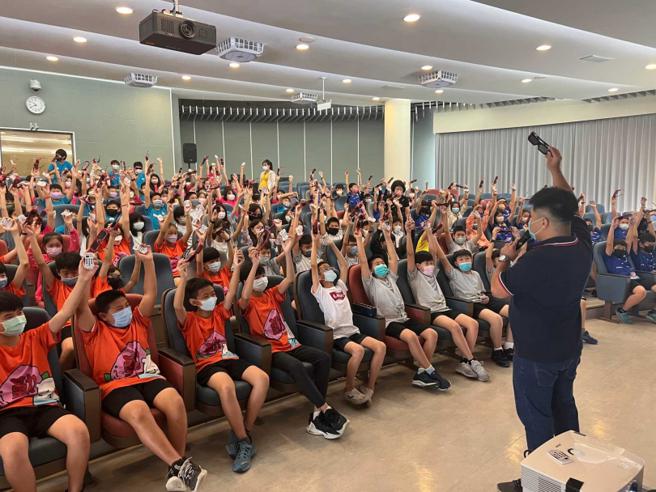 身兼戒毒村正职同工，小乖说自己最骄傲的是能成为巡迴戒毒讲座的一员，用自己亲身染毒例子当孩子们的借镜。（图／当事人提供）