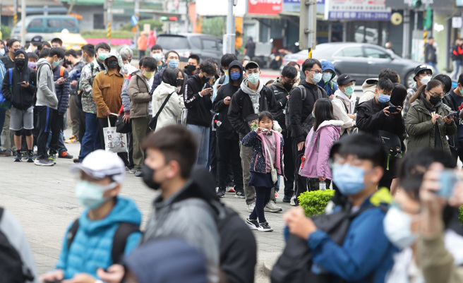寒流來襲，年輕民眾搶排動漫節，自嘲「凍慢節」。（季志翔攝）