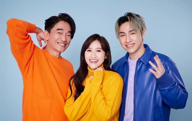 鹿希派（右）顶低温叫卖，姐姐吴姗儒心疼发文。（图／吴姗儒脸书）