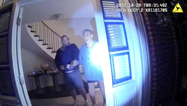 加州检方27日公布加拿大男子德帕佩（David DePape）闯入裴洛西家中攻击保罗（Paul Pelosi）的画面。（图／美联社、旧金山警察局提供）