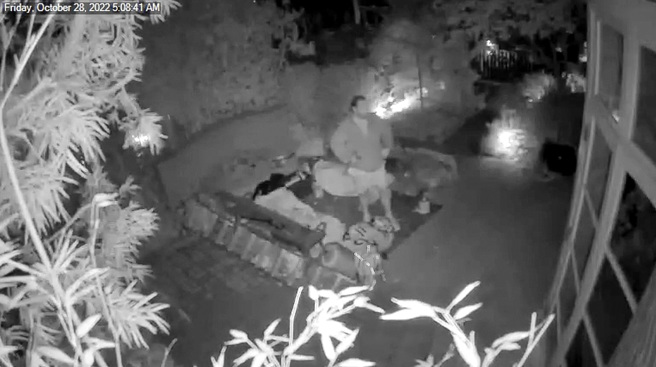 监视器画面显示，德帕佩（David DePape）用榔头猛捶裴洛西家玻璃门后闯入。（图／美联社、美国国会警察提供）