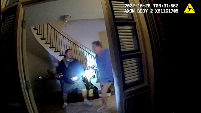 加州警方密录器捕捉到德帕佩（David DePape）准备攻击保罗（Paul Pelosi）的瞬间画面。（图／路透社、旧金山检察官办公室提供）