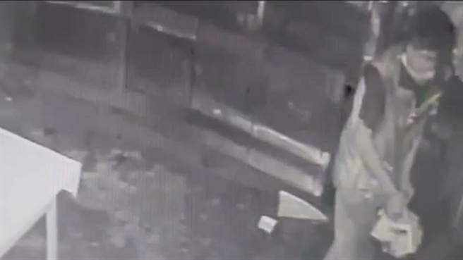 向姓男子偷了30包香菸后，还拿槟榔摊内的塑胶袋装，让槟榔西施当场气炸。（高市凤山分局提供／杨舒婷高雄传真）