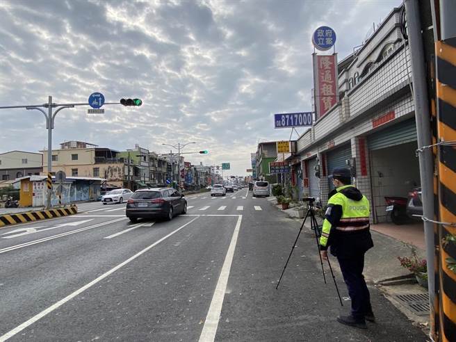 屏警取缔违规行驶机车道汽车，春节连假开罚超过300件。(警方提供)