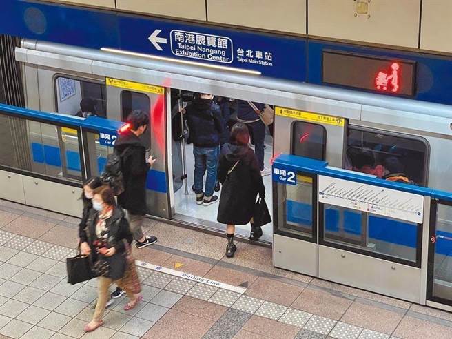 台北捷运昨日收到恐吓信件，有不明人士扬言要放置炸裂物，北捷随即报警处理，不料今日再有人寄信威胁要「连续杀人」。（本报资料照片）