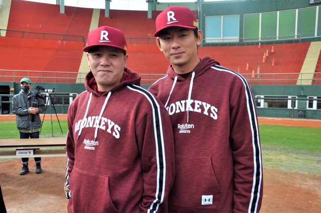 樂天桃猿王溢正（右）、陳鴻文。（毛琬婷攝）