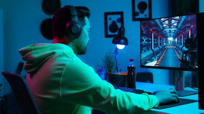 大陆一名20岁游戏主播每天只顾着打电动，就连澡也懒得洗了，导致他全身是黑垢。(示意图/达志影像)