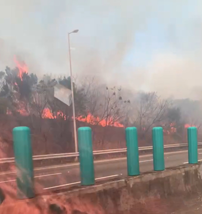 国道3号173.5K，边坡起火，浓烟影响双向车道。(读者提供)