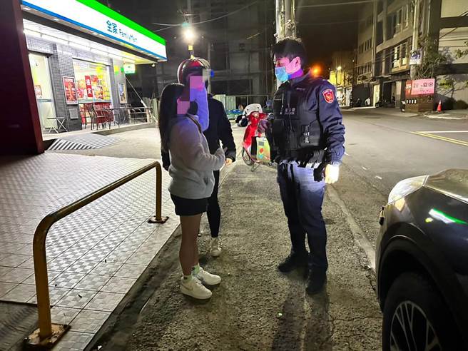 来自宜兰的17岁林姓少女，昨到桃园市找朋友游玩，欲前往亲戚家借助却因手机没电找不到路。（翻摄画面／蔡明亘桃园传真）