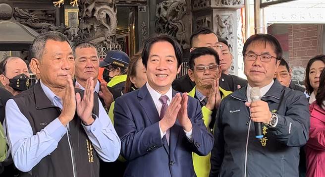 台南市长黄伟哲（右一）在新营真武殿致词时向台下群眾呼喊，「请大家团结、支持，让赖副总统在2024年成功担任总统，好不好？」。赖清德（右二）跟着群眾附和说：「好！」。（张毓翎摄）