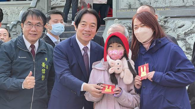 副总统赖清德（左二）早上10点10分抵达麻豆天后宫发红包，排第一位的王小姐（右一）清晨5点半就带着女儿来排队。（张毓翎摄）