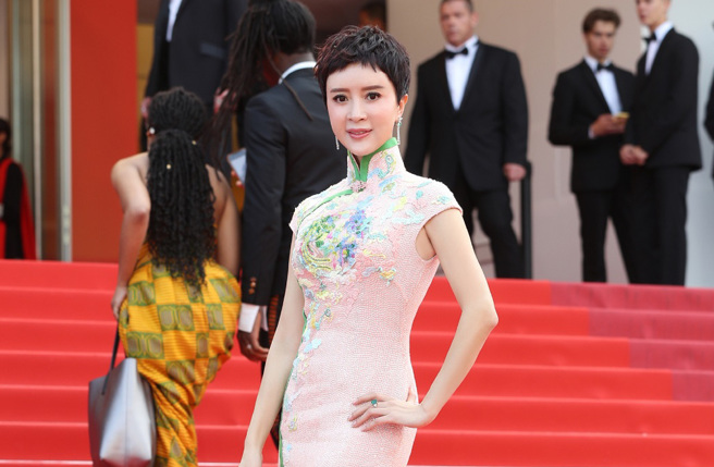 西游记孔雀公主金巧巧和博纳影业总裁于冬相恋、淡出演艺圈生子。(图/金巧巧 微博)