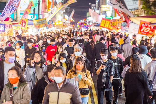 春节期间嘉义市文化路夜市人潮爆满。（嘉义市政府提供／廖素慧嘉市传真）