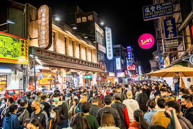 春节期间嘉义市文化路周边特色小吃店人潮满满。（嘉义市政府提供／廖素慧嘉市传真）