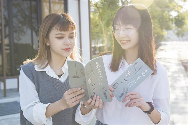 「嘉市潮选店 100＋Select」小册精选百家特色店。（嘉义市政府提供／廖素慧嘉市传真）