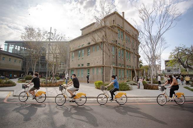 租用Youbike骑游嘉义市好悠游。（嘉义市政府提供／廖素慧嘉市传真）