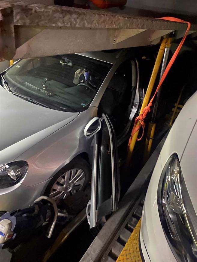 男子疑因操控不慎，被夹于车门与停车位柱间动弹不得，命危送医抢救后不治。（翻摄画面）
