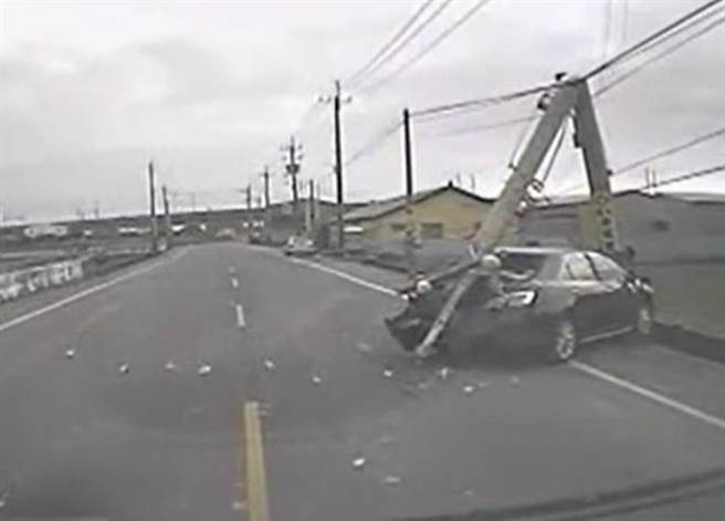 云林县元长乡发生汽车自撞电杆意外男子身亡，电线断落台电抢修。（云林县消防局提供／张朝欣云林传真）